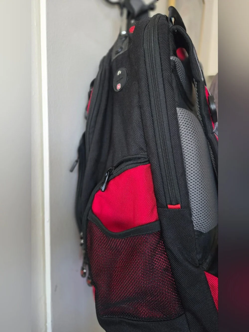 SwissGear Black & Red Men's Backpack - Durable Travel & Laptop Bag